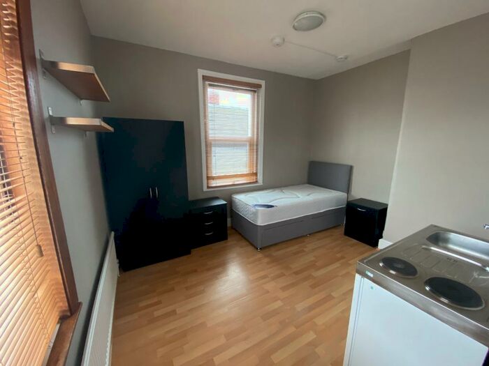 Studio To Rent In Clifton Street, Old Town, Swindon, SN1