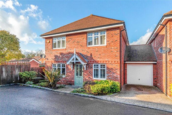 4 Bedroom Link Detached House To Rent In The Warren, Three Mile Cross, Reading, Berkshire, RG7