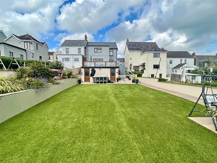 4 Bedroom Semi-Detached House For Sale In Heol Y Banc, Bancffosfelen, Llanelli, SA15