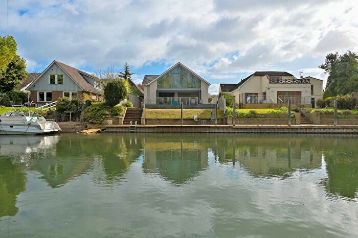 5 Bedroom Detached House For Sale In The Avenue, Wraysbury, Staines-Upon-Thames, Berkshire, TW19