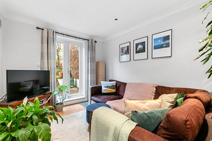 2 Bedroom Flat To Rent In Tintern Street, Clapham North, SW4