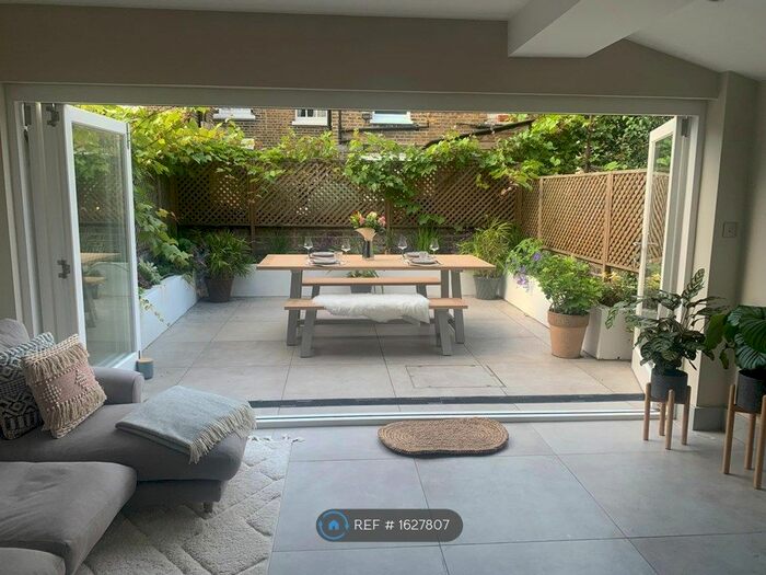 2 Bedroom Flat To Rent In Queen's Park, London, W10