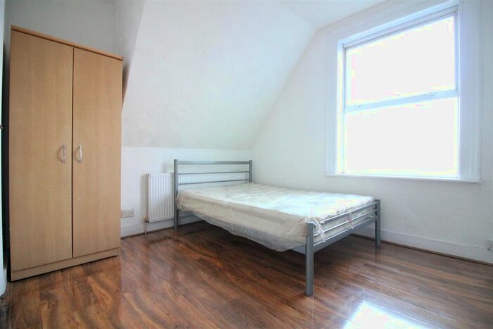 Studio To Rent In Hanger Lane, London, W5