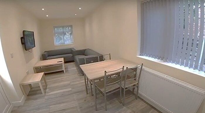 5 Bedroom Semi-Detached House To Rent In Lathom Road, Manchester, M20