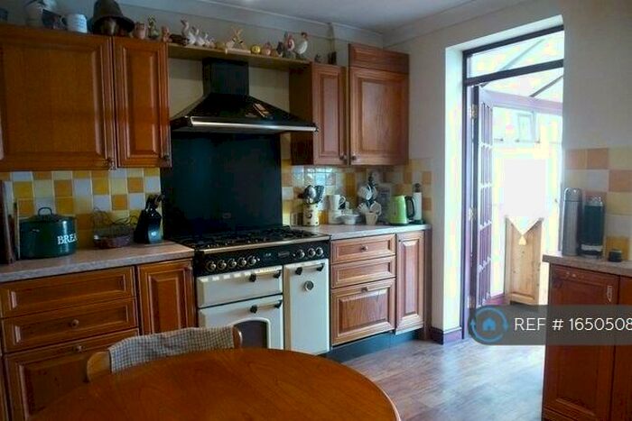 4 Bedroom Semi-Detached House To Rent In Stanford Road, Luton, LU2