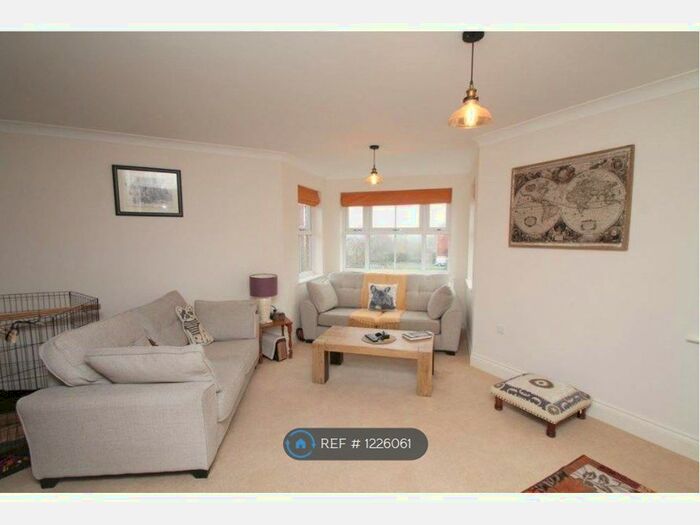 2 Bedroom Flat To Rent In Falcon Court, Tewkesbury GL20