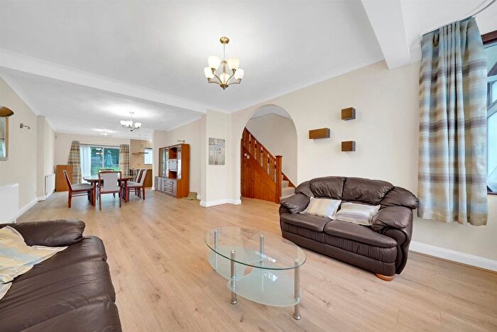 3 Bedroom Semi-Detached House To Rent In Chanctonbury Way, London, N12