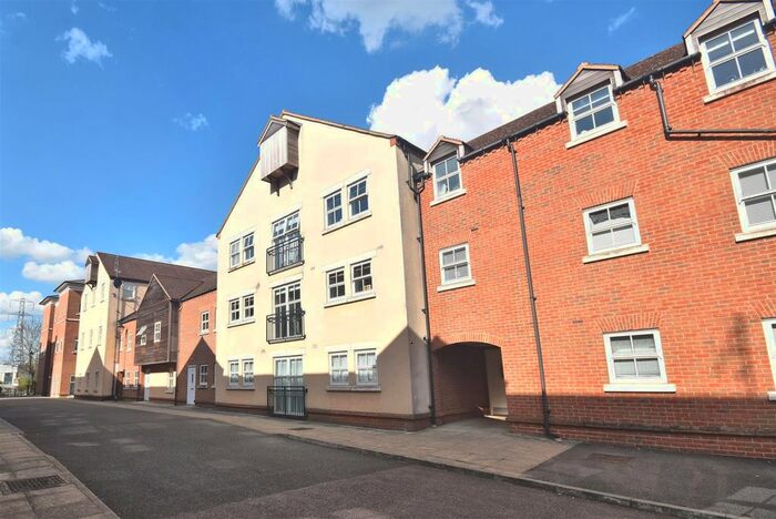 2 Bedroom Flat To Rent In Broka Court, Pine Street, Aylesbury, HP19