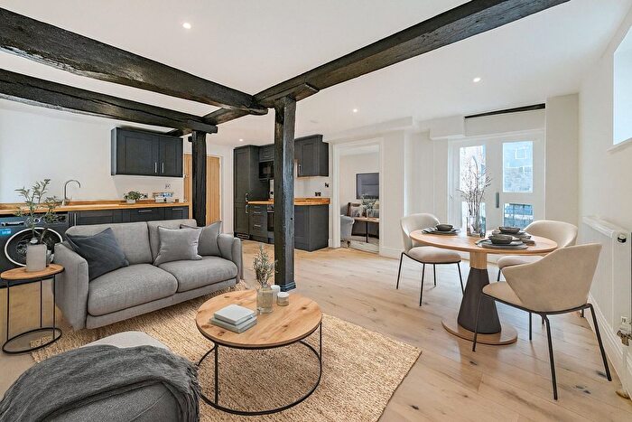 2 Bedroom Flat For Sale In Godalming, Surrey, GU7