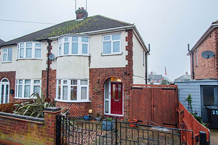 3 Bedroom Semi-Detached House For Sale In Hayden Avenue, Finedon, NN9