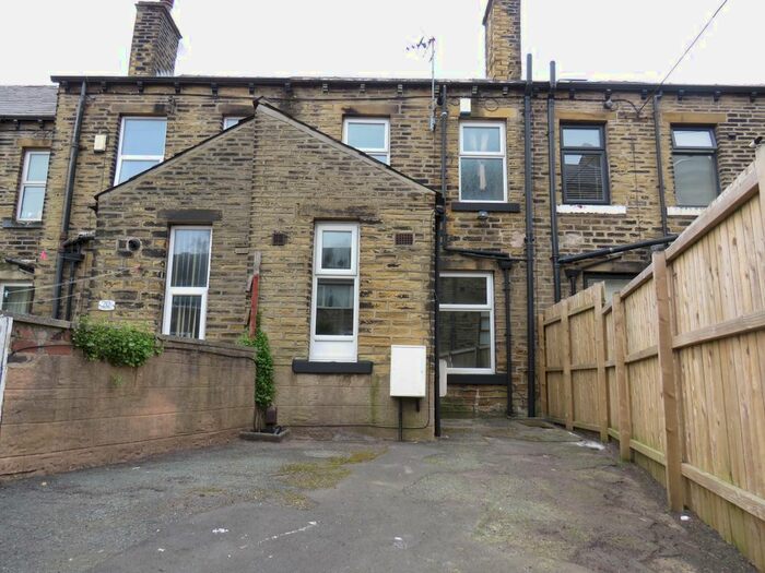 3 Bedroom Property To Rent In Constitutional Street, Halifax, HX1