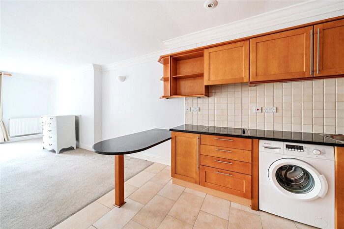 1 Bedroom Flat For Sale In Ellesmere Place, Walton-On-Thames, KT12