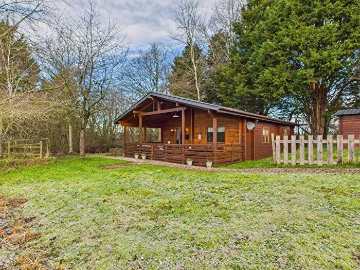 2 Bedroom Chalet To Rent In Rake Lane, Chorlton-by-backford, CH2