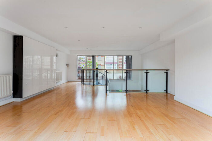 2 Bedroom House To Rent In Oriel Drive, Barnes, SW13