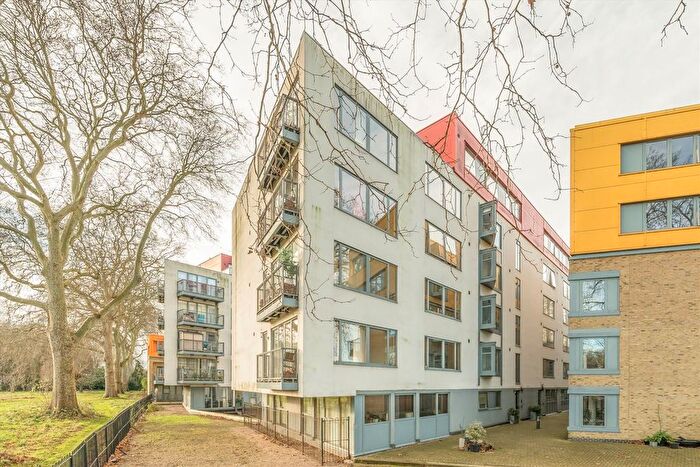 2 Bedroom Flat For Sale In Lea Bridge Road, Clapton, E5