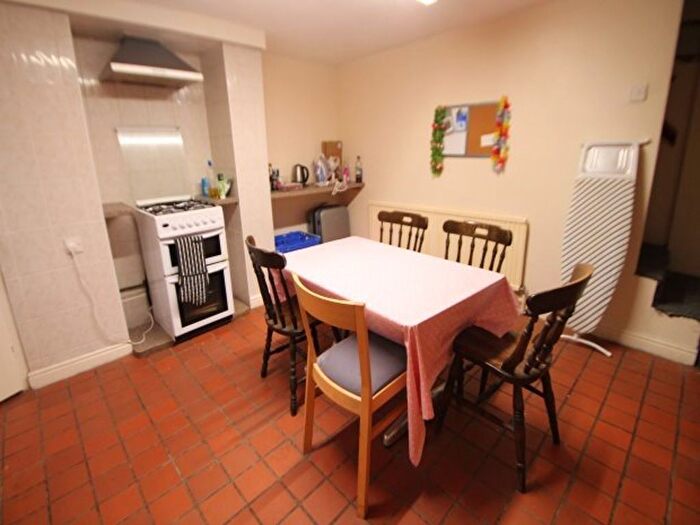 6 Bedroom Semi-Detached House To Rent In Hessle Place, Leeds, LS6