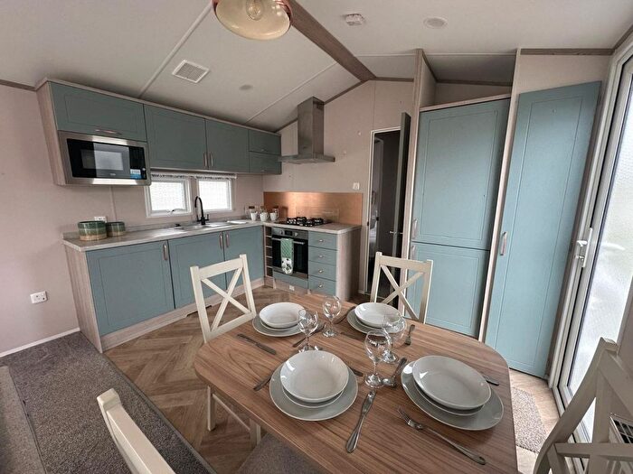 2 Bedroom Mobile/park Home For Sale In Vinnetrow Road, Runcton, Chichester, PO20