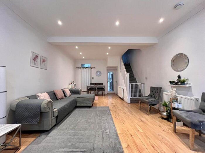 3 Bedroom Terraced House For Sale In Credon Road, Plaistow, E13