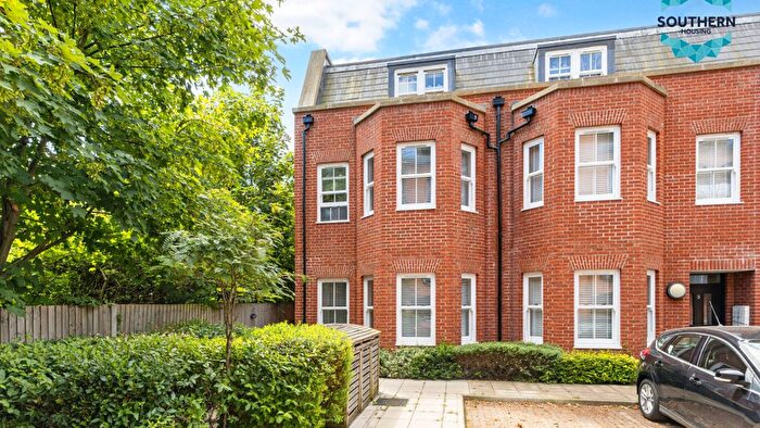 4 Bedroom End Of Terrace House For Sale In Brachlin Mews, Surrey, Sutton, SM2