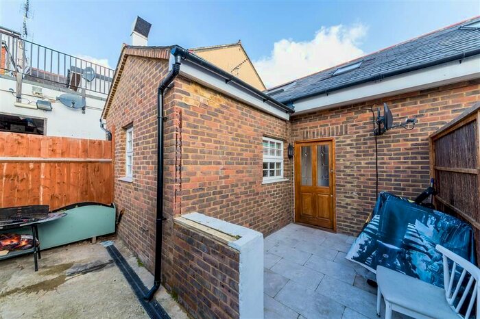 2 Bedroom Property To Rent In Ninedells Place, St.Albans, AL1