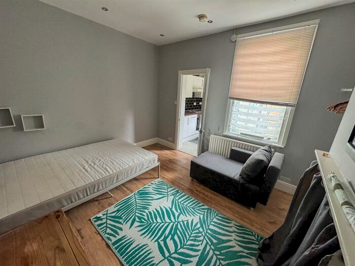 Studio To Rent In London Road, Southborough, Tunbridge Wells, TN4