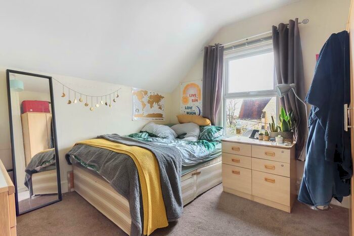 6 Bedroom Semi-Detached House To Rent In Banbury Road, Student Bedroom, OX2