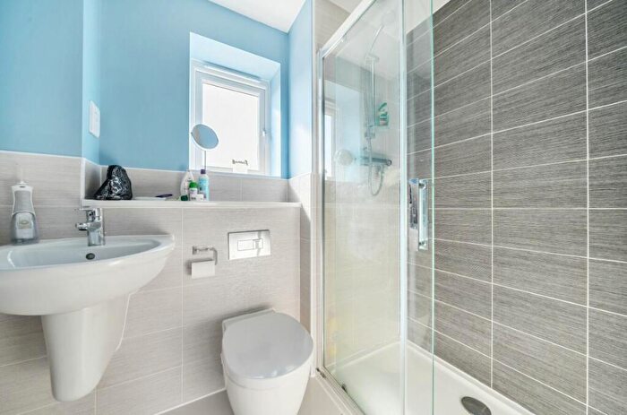 5 Bedroom Detached House For Sale In Cameron Crescent, Bedford, MK40