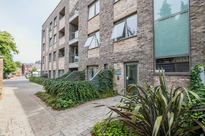 1 Bedroom Flat To Rent In Woods Road, Peckham, London, SE15