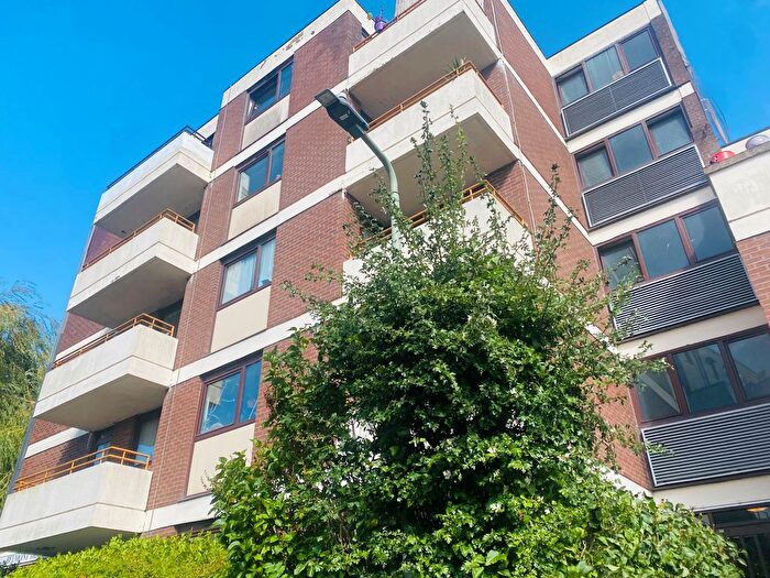 2 Bedroom Flat For Sale In Belmont House, Silver Lane, EX4