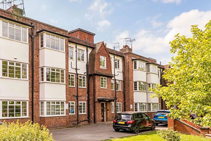 3 Bedroom Flat To Rent In Cecil Close, Ealing, W5
