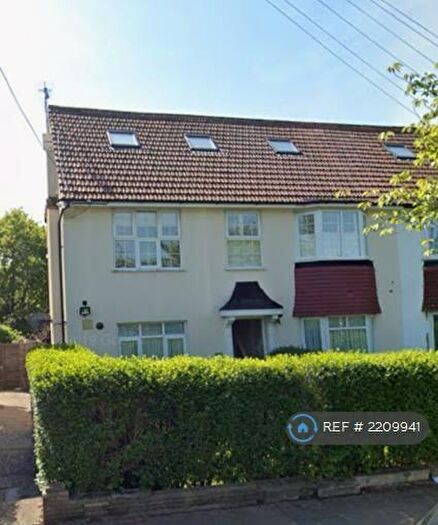 4 Bedroom Maisonette To Rent In The Fairway, London, NW7