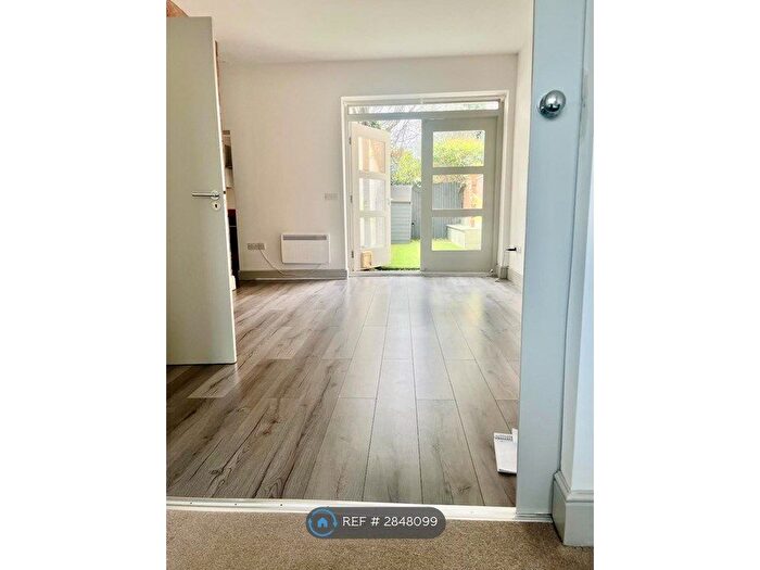 1 Bedroom Flat To Rent In Princes Road, Weybridge, KT13