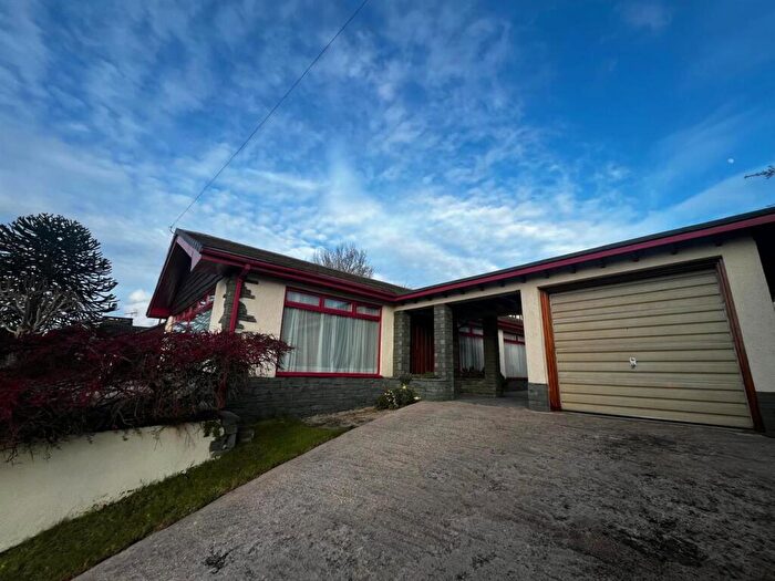 3 Bedroom Detached Bungalow For Sale In Mottram Old Road, Stalybridge, SK15