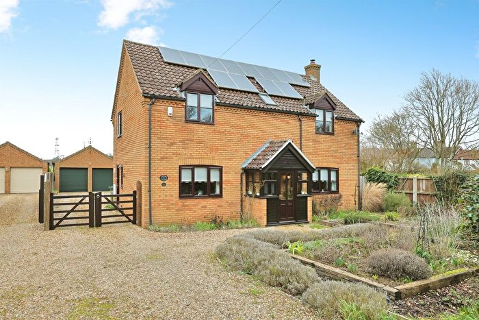4 Bedroom Detached House For Sale In Narborough Road, Pentney, PE32