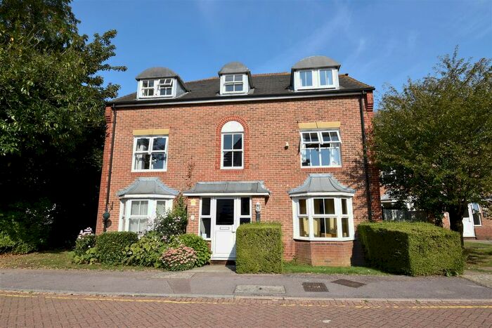 1 Bedroom Flat To Rent In Pine Gardens, Horley, RH6