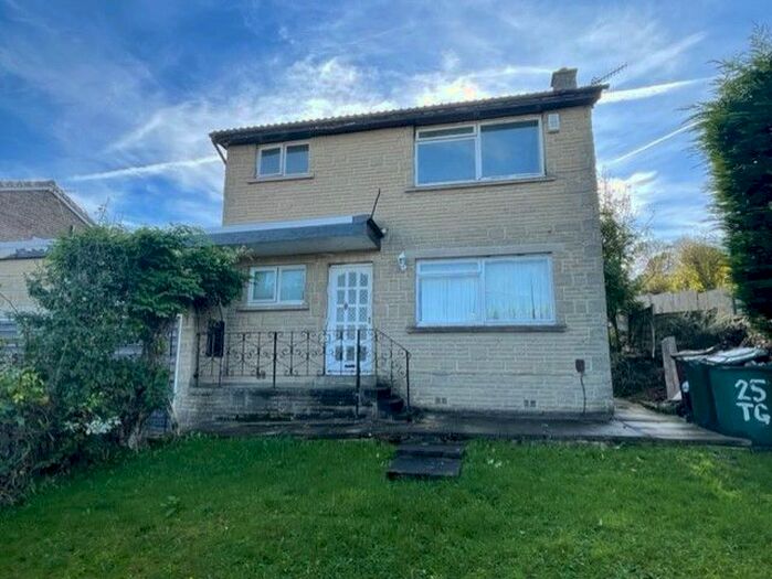 3 Bedroom Detached House To Rent In Toller Grove, Bradford, West Yorkshire, BD9