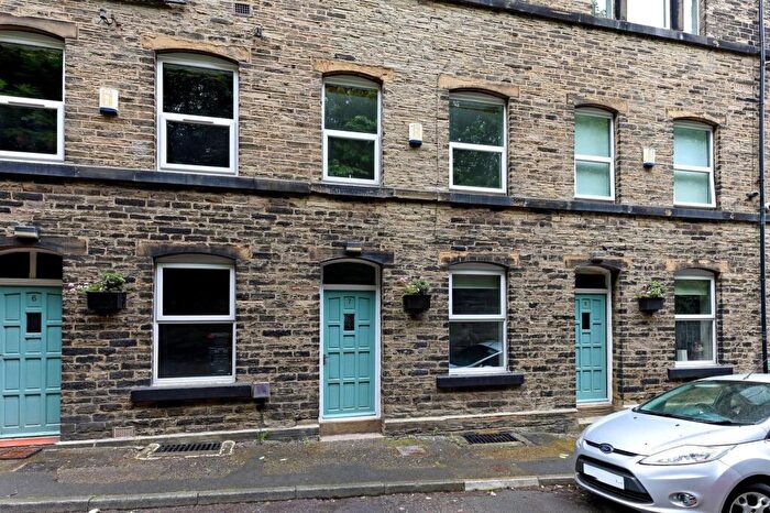 2 Bedroom Flat To Rent In Old Robin, Cleckheaton, BD19