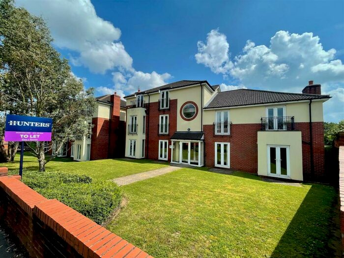 2 Bedroom Flat To Rent In High Street, Shirley, Solihull, West Midlands, B90