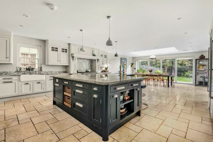 6 Bedroom Detached House To Rent In Chestnut Drive, Windsor, SL4