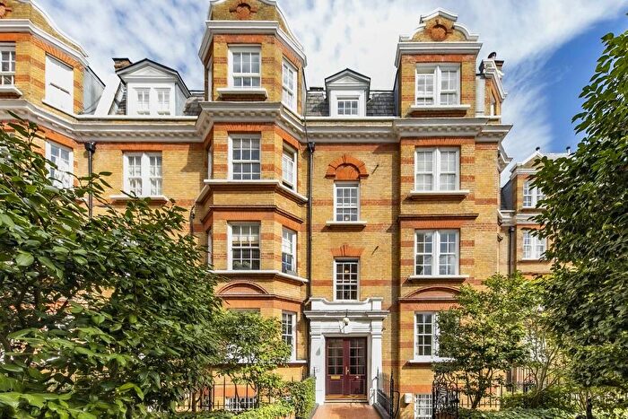 3 Bedroom Flat To Rent In Pitt Street, London, W8