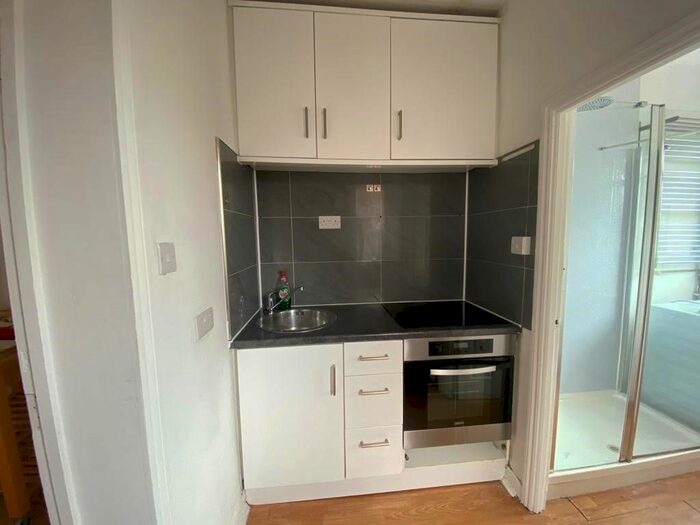 2 Bedroom Flat To Rent In Central Road, Worcester Park, KT4