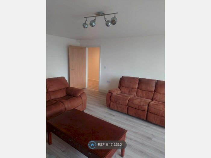 3 Bedroom Semi-Detached House To Rent In Park Drive, Bradford, BD9