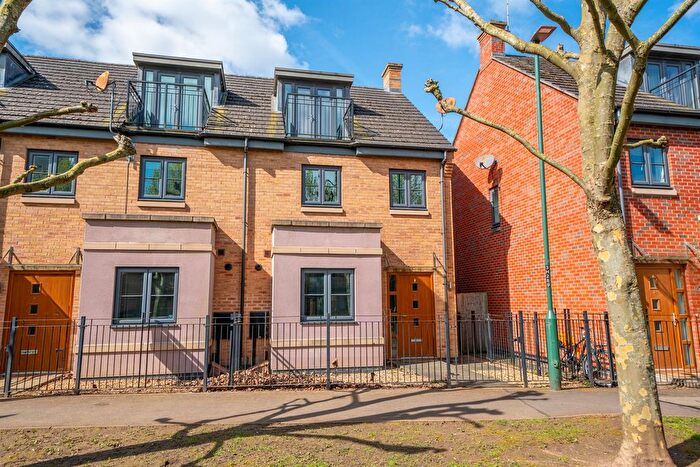 3 Bedroom Semi Detached House To Rent In Halfpenny Walk, NG11