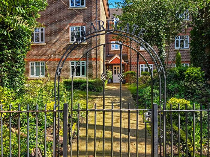 2 Bedroom Flat For Sale In Thornton Road, Potters Bar, EN6