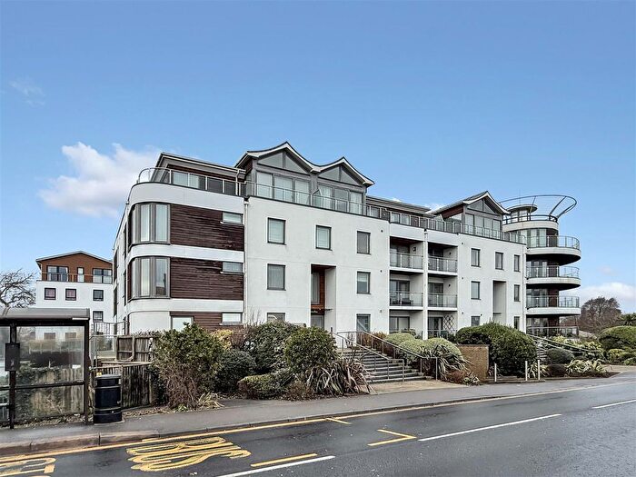 2 Bedroom Flat For Sale In Greenhill, Weymouth, DT4