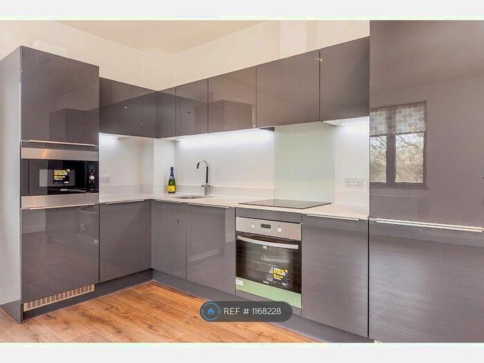 2 Bedroom Flat To Rent In Beaumont House, Chertsey KT16