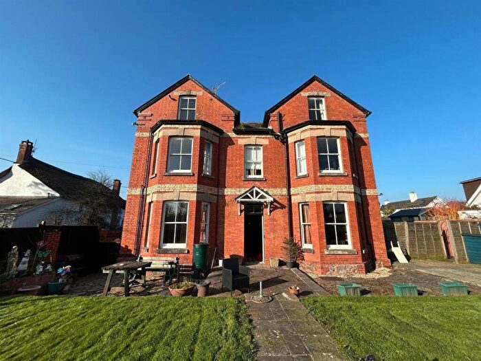 2 Bedroom Flat For Sale In Lower Town, Halberton, EX16