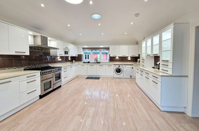 3 Bedroom Bungalow To Rent In School Road, Reading, RG10