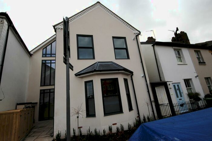 2 Bedroom Flat To Rent In North Kingston, KT2