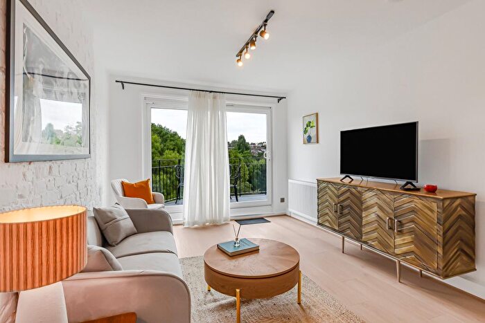 3 Bedroom Flat To Rent In Fairhazel Gardens, South Hampstead, NW6